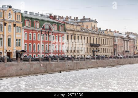 St. Petersburg, Russland - 2. Dezember 2018: Straßenfoto von St. Petersburg mit der Fontanka-Flussküste an einem verschneiten Wintertag Stockfoto