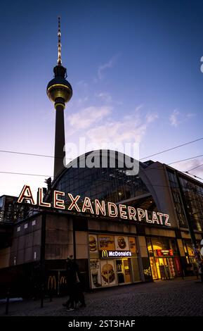 16.02.2025 - Abendstimmung in Berlin: Der beleuchtete Schriftzug am S-Bahnhof Alexanderplatz bei einsetzender Dämmerung. Darüber ist im Berliner Abendhimmel der Fernsehturm, im Volksmund auch Telespargel genannt, zu sehen. Berlin Alexanderplatz Berlin Deutschland *** 16 02 2025 Abendatmosphäre in Berlin die beleuchtete Schrift am Alexanderplatz S-Bahnhof bei Sonnenuntergang ist der Fernsehturm, im Volksmund Telespargel genannt, oben im Berliner Abendhimmel zu sehen Berlin Alexanderplatz Berlin Deutschland Copyright: XBEAUTIFULxSPORTS/RaphaelxSchmittx Stockfoto