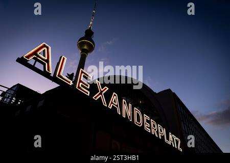 16.02.2025 - Abendstimmung in Berlin: Der beleuchtete Schriftzug am S-Bahnhof Alexanderplatz bei einsetzender Dämmerung. Darüber ist im Berliner Abendhimmel der Fernsehturm, im Volksmund auch Telespargel genannt, zu sehen. Berlin Alexanderplatz Berlin Deutschland *** 16 02 2025 Abendatmosphäre in Berlin die beleuchtete Schrift am Alexanderplatz S-Bahnhof bei Sonnenuntergang ist der Fernsehturm, im Volksmund Telespargel genannt, oben im Berliner Abendhimmel zu sehen Berlin Alexanderplatz Berlin Deutschland Copyright: XBEAUTIFULxSPORTS/RaphaelxSchmittx Stockfoto