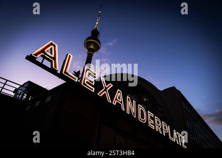 16.02.2025 - Abendstimmung in Berlin: Der beleuchtete Schriftzug am S-Bahnhof Alexanderplatz bei einsetzender Dämmerung. Darüber ist im Berliner Abendhimmel der Fernsehturm, im Volksmund auch Telespargel genannt, zu sehen. Berlin Alexanderplatz Berlin Deutschland *** 16 02 2025 Abendatmosphäre in Berlin die beleuchtete Schrift am Alexanderplatz S-Bahnhof bei Sonnenuntergang ist der Fernsehturm, im Volksmund Telespargel genannt, oben im Berliner Abendhimmel zu sehen Berlin Alexanderplatz Berlin Deutschland Copyright: XBEAUTIFULxSPORTS/RaphaelxSchmittx Stockfoto