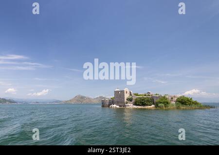 Eine malerische Insel mit einer alten Steinfestung, umgeben von ruhigem Wasser und heiterem Himmel. Die Insel wurde von den l Stockfoto