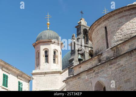 Eine traditionelle Kirche mit Mauerwerk und Glockentürmen vor einem leuchtend klaren blauen Himmel. Die architektonischen Details und das harmonische Design spiegeln seine wider Stockfoto