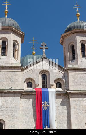Eine traditionelle Kirche mit Mauerwerk und Glockentürmen vor einem leuchtend klaren blauen Himmel. Die architektonischen Details und das harmonische Design spiegeln seine wider Stockfoto