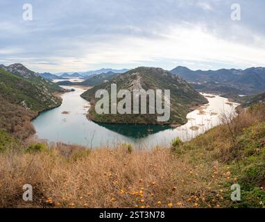 Schlucht des Flusses Rijeka Crnojevica in der Nähe der Küste des Skadar-Sees in Montenegro im Winter Stockfoto