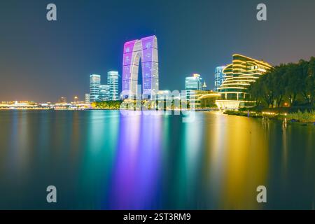 Städtische Nachtszene im Suzhou Industrial Park, Provinz Jiangsu, China Stockfoto