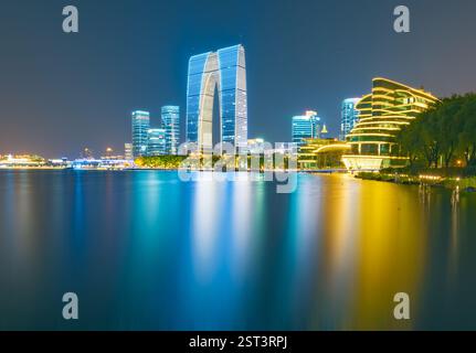 Städtische Nachtszene im Suzhou Industrial Park, Provinz Jiangsu, China Stockfoto