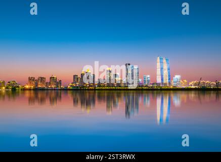 Städtische Nachtszene im Suzhou Industrial Park, Provinz Jiangsu, China Stockfoto