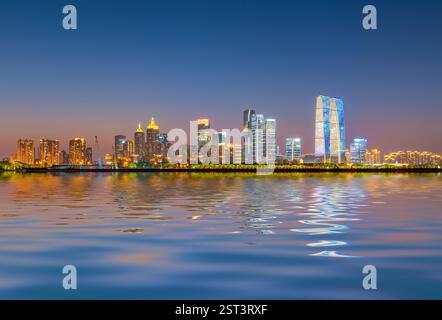 Städtische Nachtszene im Suzhou Industrial Park, Provinz Jiangsu, China Stockfoto