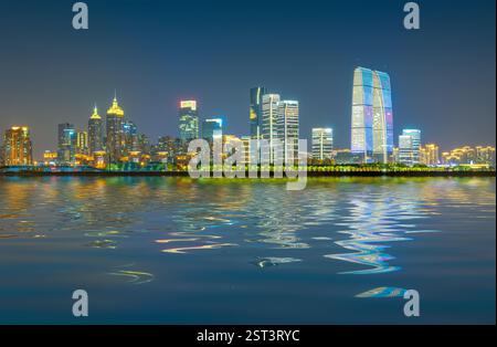 Städtische Nachtszene im Suzhou Industrial Park, Provinz Jiangsu, China Stockfoto