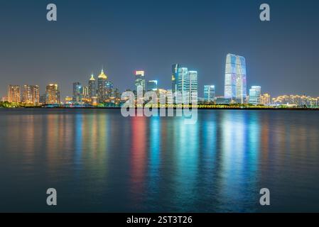 Städtische Nachtszene im Suzhou Industrial Park, Provinz Jiangsu, China Stockfoto