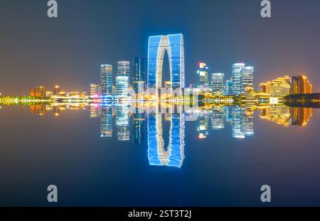 Städtische Nachtszene im Suzhou Industrial Park, Provinz Jiangsu, China Stockfoto