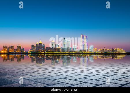 Städtische Nachtszene im Suzhou Industrial Park, Provinz Jiangsu, China Stockfoto