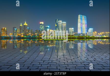 Städtische Nachtszene im Suzhou Industrial Park, Provinz Jiangsu, China Stockfoto