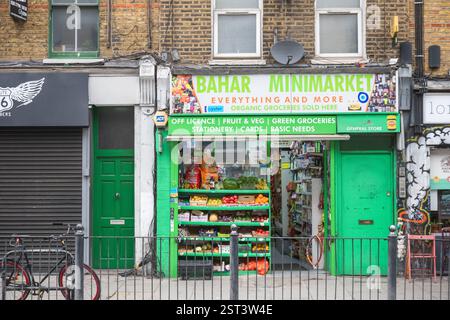 London, Großbritannien - 12. Juli 2024 - Ein Eckgeschäft in Hoxton Stockfoto