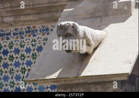 Steingargoyle, bedrohlicher Ausdruck, ragt aus verwitterter Wand, Sintra, Portugal. Uralter Wächter, groteske Details, architektonisches Wunder. Stockfoto