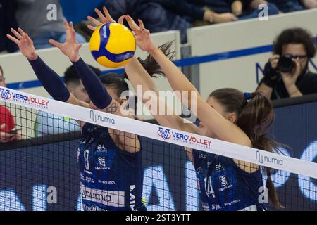 Mailand, Italien. Februar 2025. Monsterblock von Hena Kurtagic (Mailand) während des Spiels der Volley Italian Championship Serie A Frauen 2024/25 zwischen Numia VeroVolley Milano und Volley Bergamo in Palalido, Mailand, Italien am 16. Februar 2025 während des Spiels Numia Vero Volley Milano gegen Volley Bergamo 1991, Volleyball Italian Serie A1 Women Match in Mailand, Italien, 16. Februar 2025 Credit: Independent Photo Agency/Alamy Live News Stockfoto