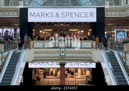 Manchester, uk, 19. Dezember 2025 Marks and Spencer plc ist ein großer multinationaler Einzelhändler in Großbritannien, der Trafford Park-Niederlassung Stockfoto