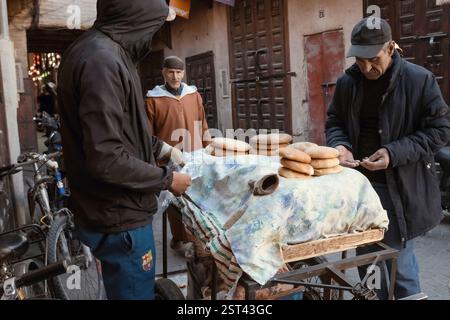 Marktstand mit frischem Brot in der Altstadt von Medina Marakkesh Marokko Stockfoto