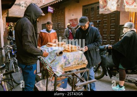 Marktstand mit frischem Brot in der Altstadt von Medina Marakkesh Marokko Stockfoto