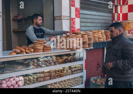 Marktstand mit frischem Brot in der Altstadt von Medina Marakkesh Marokko Stockfoto