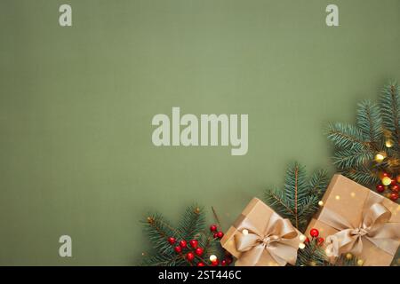 Neujahrskarte mit Weihnachtsgeschenkboxen mit Tannenbrunches auf Khaki-Hintergrund. Stockfoto
