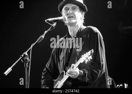 RAY DAVIES, THE KINKS, 2002: Ray Davies of the Kinks beim Cardiff Festival in Cardiff, Wales, Großbritannien am 4. August 2002 Foto: Rob Watkins. INFO: Ray Davies, eine Schlüsselfigur im britischen Rock, ist Leadsänger und Songwriter der Kinks. Sein unverwechselbares Songwriting, geprägt von scharfen sozialen Kommentaren und cleverem Storytelling, trug zum Erfolg und dauerhaften Einfluss der Band in den 1960er Jahren und darüber hinaus bei. Stockfoto