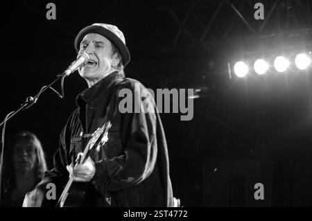 RAY DAVIES, THE KINKS, 2002: Ray Davies of the Kinks beim Cardiff Festival in Cardiff, Wales, Großbritannien am 4. August 2002 Foto: Rob Watkins. INFO: Ray Davies, eine Schlüsselfigur im britischen Rock, ist Leadsänger und Songwriter der Kinks. Sein unverwechselbares Songwriting, geprägt von scharfen sozialen Kommentaren und cleverem Storytelling, trug zum Erfolg und dauerhaften Einfluss der Band in den 1960er Jahren und darüber hinaus bei. Stockfoto