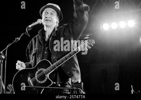 RAY DAVIES, THE KINKS, 2002: Ray Davies of the Kinks beim Cardiff Festival in Cardiff, Wales, Großbritannien am 4. August 2002 Foto: Rob Watkins. INFO: Ray Davies, eine Schlüsselfigur im britischen Rock, ist Leadsänger und Songwriter der Kinks. Sein unverwechselbares Songwriting, geprägt von scharfen sozialen Kommentaren und cleverem Storytelling, trug zum Erfolg und dauerhaften Einfluss der Band in den 1960er Jahren und darüber hinaus bei. Stockfoto