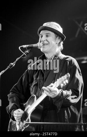 RAY DAVIES, THE KINKS, 2002: Ray Davies of the Kinks beim Cardiff Festival in Cardiff, Wales, Großbritannien am 4. August 2002 Foto: Rob Watkins. INFO: Ray Davies, eine Schlüsselfigur im britischen Rock, ist Leadsänger und Songwriter der Kinks. Sein unverwechselbares Songwriting, geprägt von scharfen sozialen Kommentaren und cleverem Storytelling, trug zum Erfolg und dauerhaften Einfluss der Band in den 1960er Jahren und darüber hinaus bei. Stockfoto