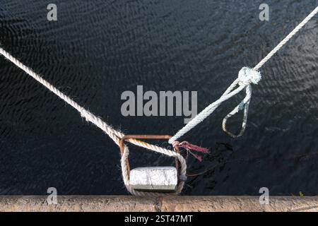Festmacherseile an einem Dock befestigt Stockfoto