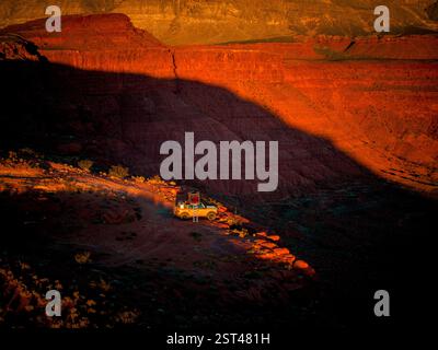 Cliffside Overland Camping auf einem Remote Desert Trail Stockfoto