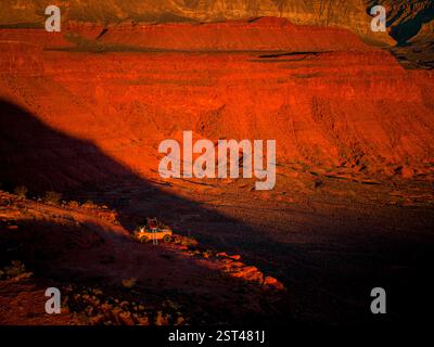 Cliffside Overland Camping auf einem Remote Desert Trail Stockfoto