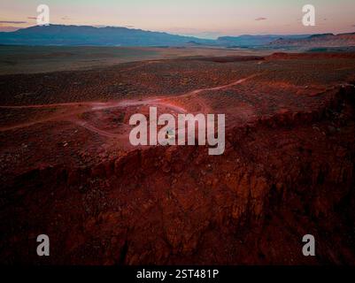 Cliffside Overland Camping auf einem Remote Desert Trail Stockfoto