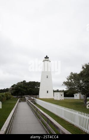 Historischer Leuchtturm von Ocracoke an einem bewölkten Tag Stockfoto