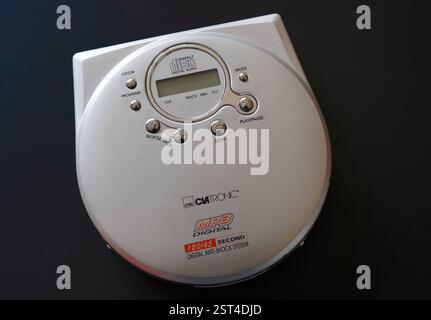 Transportabler CD-Player Clatronic CDP 515 MP3, Baujahr vermutlich Anfang der 2000er Jahre. *** Tragbarer CD-Player Clatronic CDP 515 MP3, vermutlich in den frühen 2000er Jahren gebaut Stockfoto