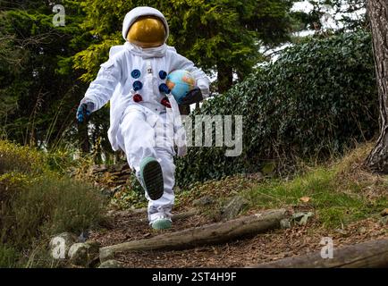 Dr. Neils Garden, Edinburgh, Schottland, Vereinigtes Königreich, 17. Februar 2025. Edinburgh Science Festival: Das Programm für das Festival wird heute gestartet. Das Festival 2025 fordert alle dazu auf, „wie ein Astronaut zu leben“ und die Herausforderungen des Lebens auf einem Planeten mit endlichen Ressourcen durch die Linsen von Science-Fiction und Weltraumforschung zu erkunden. Ein Astronaut, der einen Globus hält, veranschaulicht das Thema. Quelle: Sally Anderson/Alamy Live News Stockfoto