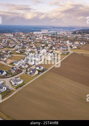 Luftaufnahme eines an Felder grenzenden Wohnguts in einem Vorstadtgebiet, Schopfloch, Freudenstadt, Deutschland, Europa Stockfoto