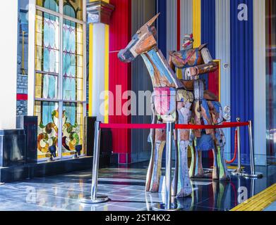 Seoul, Südkorea, 8. März 2019: Holzroboter Taekwon auf einem Pferd am Eingang eines Hotels in Itaewon, Asien Stockfoto