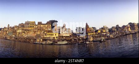 Die Ghats Von Varanasi Panoramablick Auf Die Ghats Von Varanasi, Mit Dem Fluss Ganga (Banaras), Indien, Asien Stockfoto