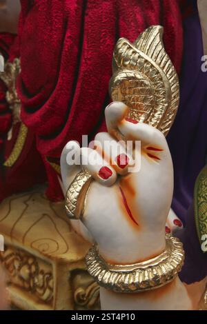 Einer der vier Hände des Idols von Lord Ganesh, der Elefant, der Gott anführte, hielt eine Blume namens Lotus, Ganesh Ganpati Festival, Pune, Maharashtra, Ind Stockfoto