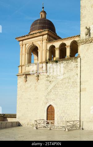 Architektonische Details der bekannten Basilika San Francis in Assisi, Italien Stockfoto