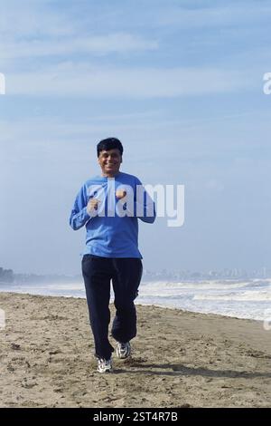 Mann, der am Strand joggt, MR.#448 Stockfoto