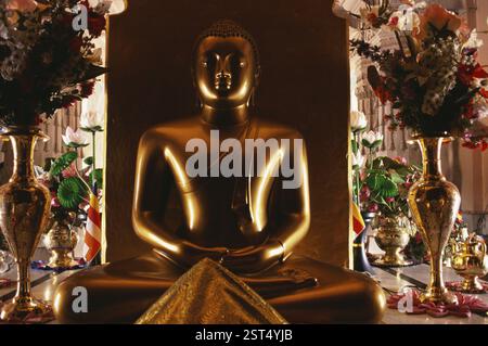 Goldene Acrylstatue des Buddha, hergestellt in Sri lanka, Mulgandh Kuti Vihar, Sarnath, Uttar Pradesh, Indien, Asien Stockfoto