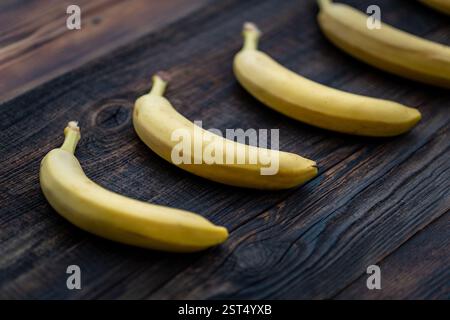 Nahaufnahme von Bananen auf hölzernem Hintergrund. Bananen sind beliebt für Diäten, da sie mehr Ballaststoffe in einem Stück geben. Viel Kalium, Vitamin wie Stockfoto