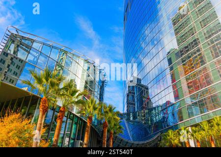 Los Angeles, Kalifornien - 7. Januar 2025: Atemberaubende Reflexion von Stadtgebäuden an der Glasfassade des Intercontinental Hotels in Los Angeles, com Stockfoto