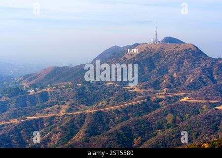 Los Angeles, Kalifornien - 28. Dezember 2024: Fernblick auf das berühmte Hollywood-Schild auf den Hügeln mit gewundenen Wegen im Vordergrund A Stockfoto