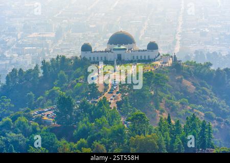Los Angeles, Kalifornien - 28. Dezember 2024: Aus der Vogelperspektive auf einem Hügel, umgeben von üppigem Grün und mit Blick auf die Stadt Stockfoto