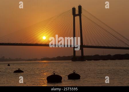 Vidyasagar Setu (neue Howrah-Brücke) und Sonnenaufgang über dem Hootly River, Kalkutta, Westbengalen, Indien, Asien Stockfoto