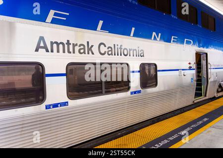 Los Angeles, Kalifornien - 30. Dezember 2024: Amtrak California Zugwagen mit offener Tür am Bahnhof Los Angeles, mit guter Zugänglichkeit. Stockfoto