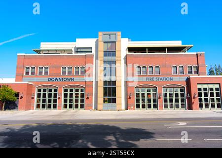 Riverside, Kalifornien - 30. Dezember 2024: Fassade der Downtown Fire Station in Riverside mit moderner Architektur und klarem blauem Himmel. Stockfoto